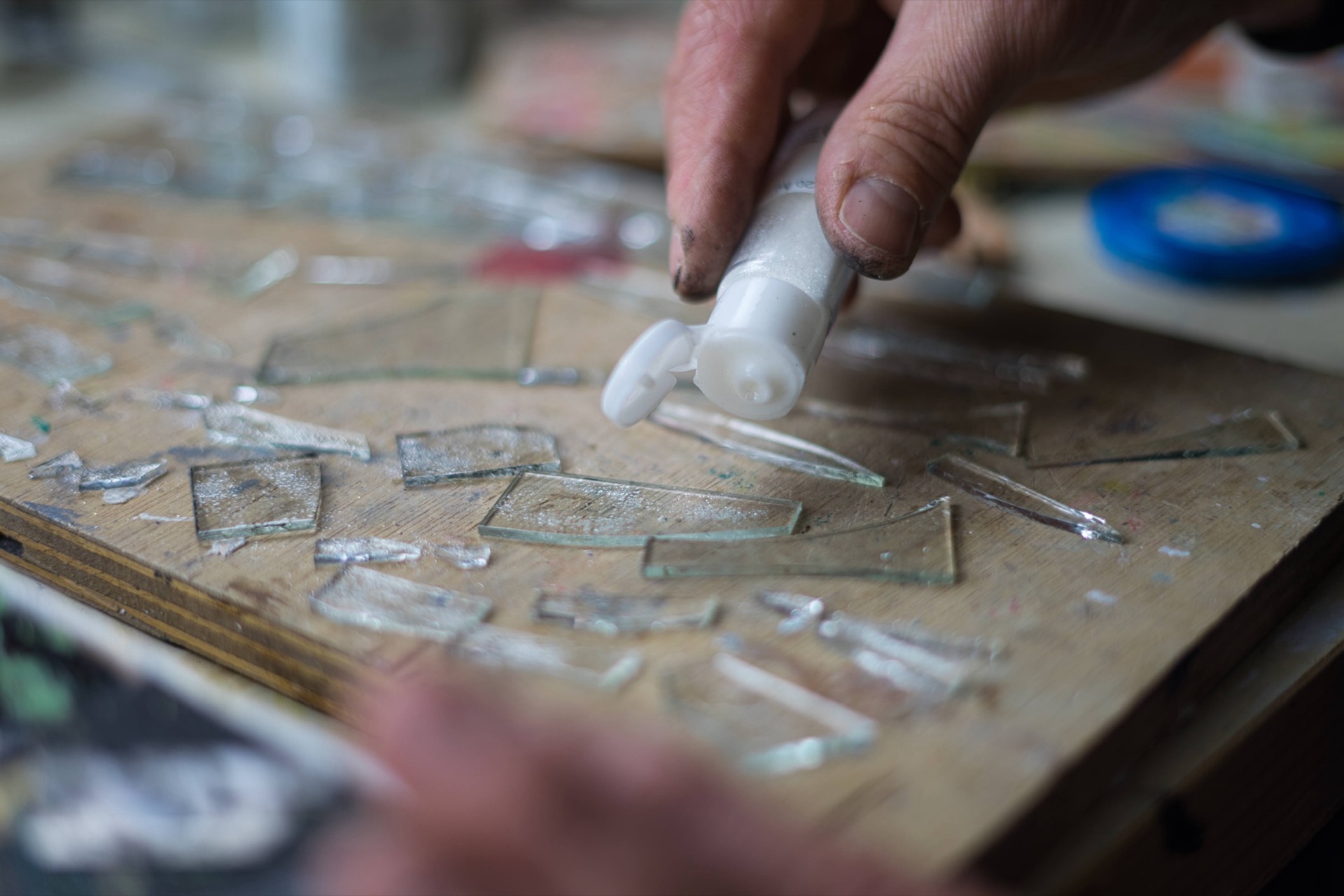 Marqueterie de Verre vs Vitrail : Comprendre une Technique d'Exception