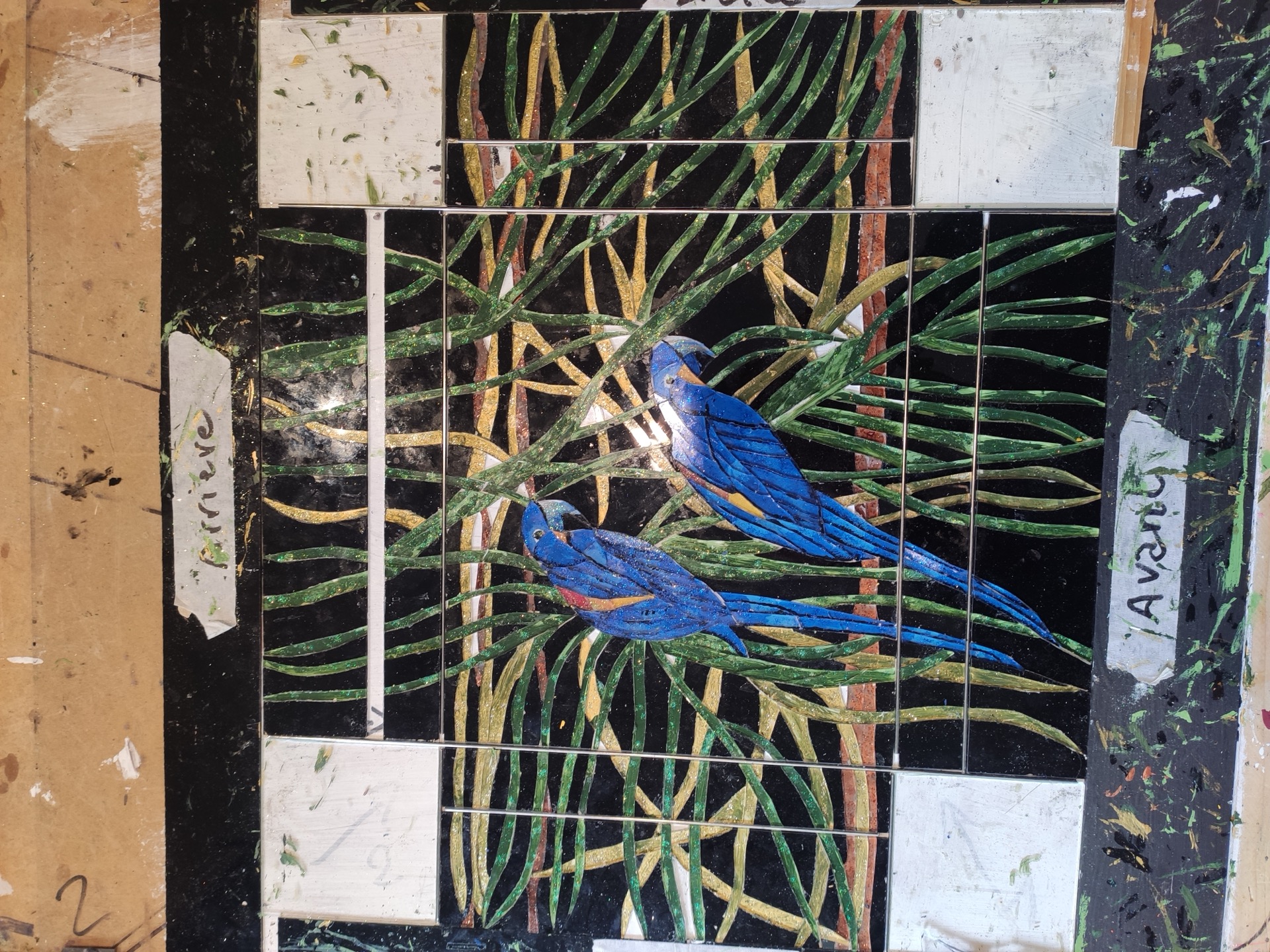 L’Ara Giacinto : une explosion de couleur en marqueterie de verre